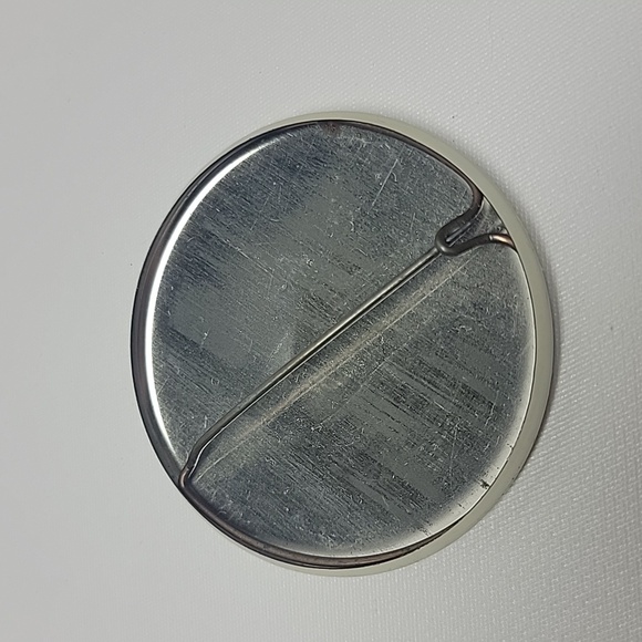 Vintage smoking stinks button pin flower - Picture 3 of 3